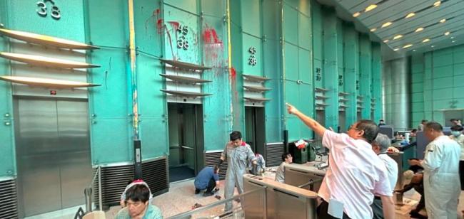 49岁男子求见李嘉诚被拒，大闹长江集团中心：泼洒油漆并袭击保安被逮捕