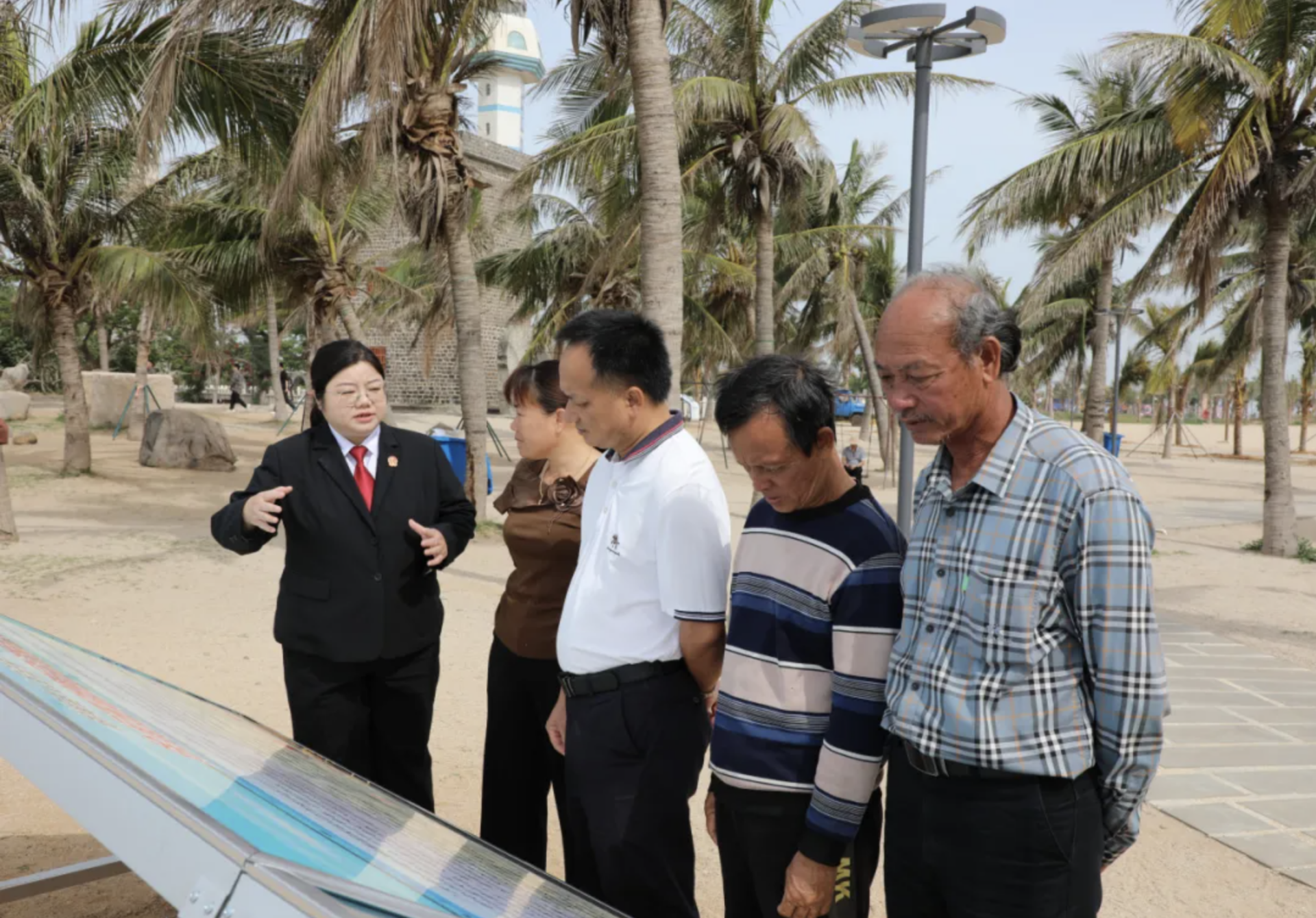 法官为村民讲解珊瑚礁司法保护令的由来和海洋生态环境保护法律知识。