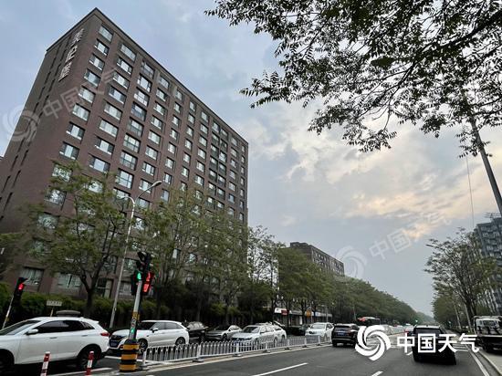 北京迎谷雨时节首场降雨 最高气温降至18℃市民出行需添衣
