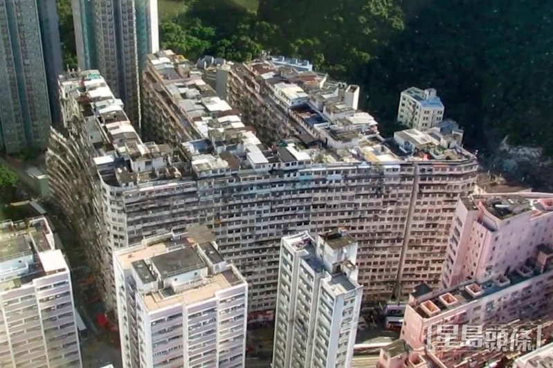 鰂鱼涌有两组“怪兽大厦”,第一组为鰂鱼涌5座大厦组成“E”形建筑物,由益昌大厦、益发大厦、海山楼、福昌楼及海景楼,为“大怪兽”。 鰂鱼涌有两组“怪兽大厦”,第一组为鰂鱼涌5座大厦组成“E”形建筑物,由益昌大厦、益发大厦、海山楼、福昌楼及海景楼,为“大怪兽”。