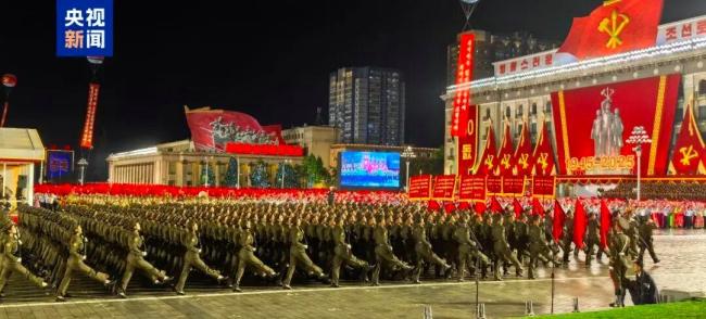 朝鲜阅兵 援俄方队高举朝俄国旗亮相
