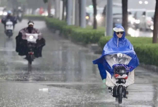 大雨专淋下班人?极端天气里的劳动权益了解一下