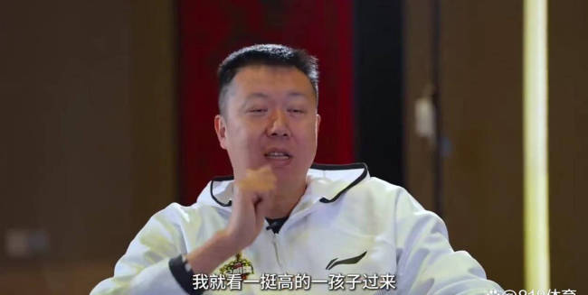 笑喷!姚明:16岁第1次在通道偶遇王治郅 擦肩而过的趣事