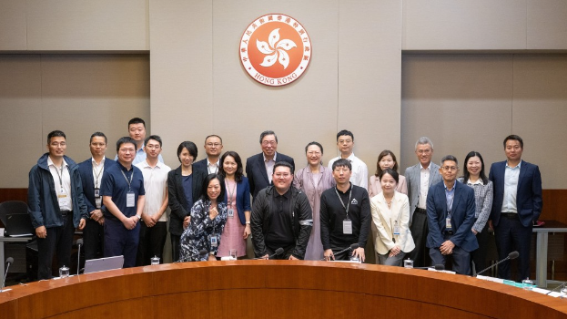 梁君彦与立法会秘书长卫碧瑶与科大讯飞副总裁王玮会面。梁君彦fb