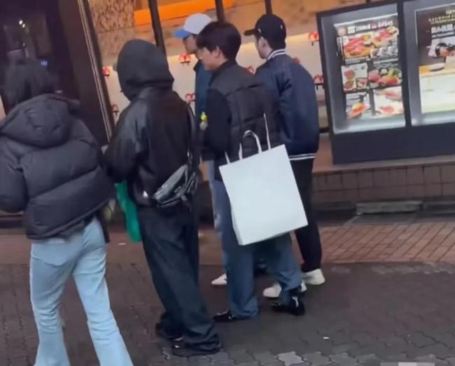李现樊振东日本逛街 友谊引发热议