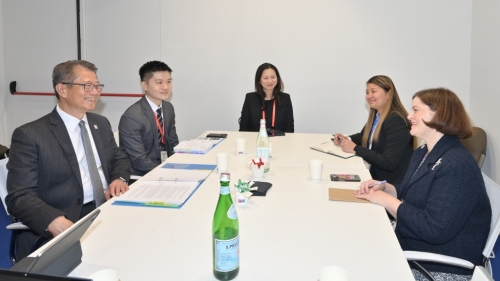 陈茂波(左一)与亚开行董事会中代表中国香港所属组别的董事Rachel Thompson(右一)会面,双方商讨加强合作。 (政府新闻处) 陈茂波(左一)与亚开行董事会中代表中国香港所属组别的董事Rachel Thompson(右一)会面,双方商讨加强合作。 (政府新闻处)