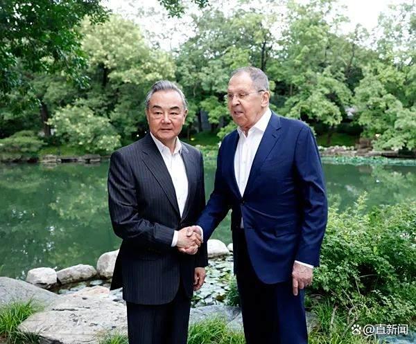王毅会见俄外长两人都没打领带