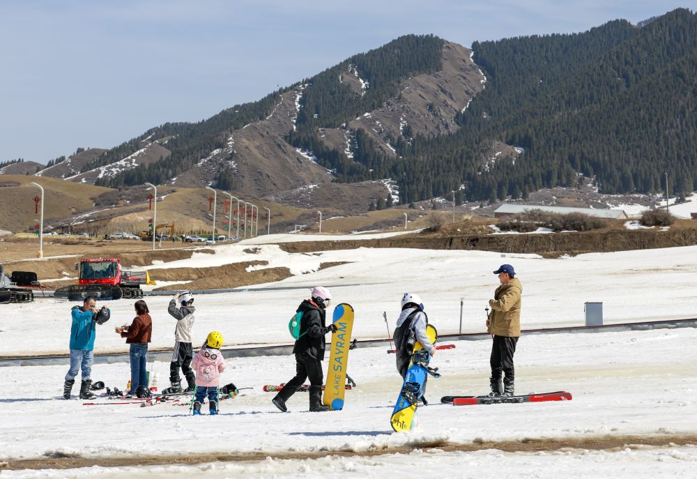 冰雪运动成就新疆文旅新名片 冰雪运动成就新疆文旅新名片