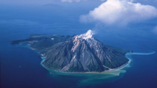 日本吐噶喇列岛持续发生地震，其中恶石岛的地震频率更高，令岛上居民感到担心。 恶石岛本身就是火山岛，历史上的喷发纪录颇多，是持续活跃的活火山。鹿儿岛政府