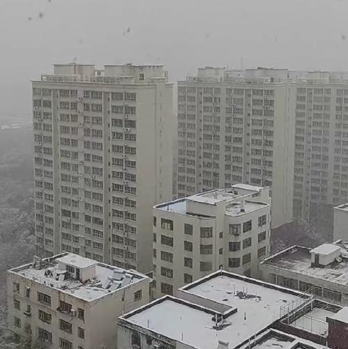 △10月15日，乌鲁木齐水磨沟区出现明显降雪。