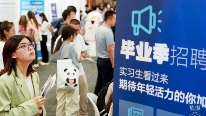 调查显示去年内地大学生入职场后半年，平均月薪有6199元人民币。 新华社