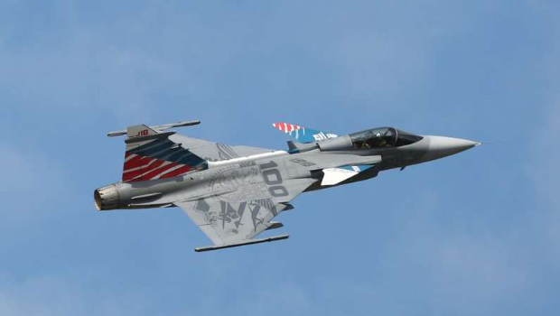 一架捷克空军的“鹰狮”战斗机在比利时小布罗赫尔空军基地进行飞行表演