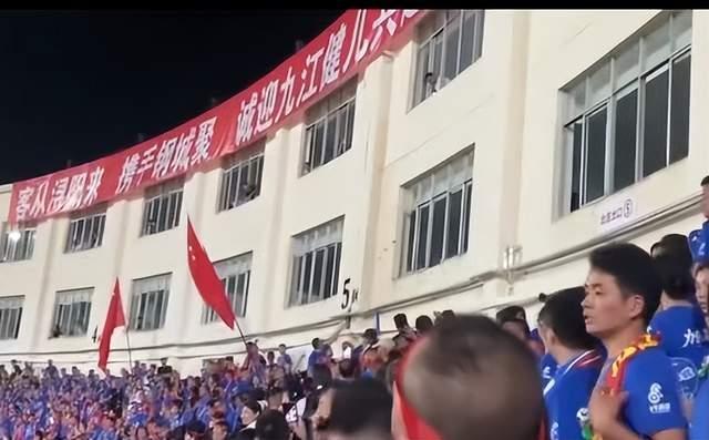 赣超1晚2场比赛出现冲突：球迷被啤酒瓶砸头 6人被抓 看台上打架