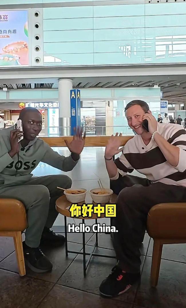 网红无语哥现身故宫并打卡潘家园