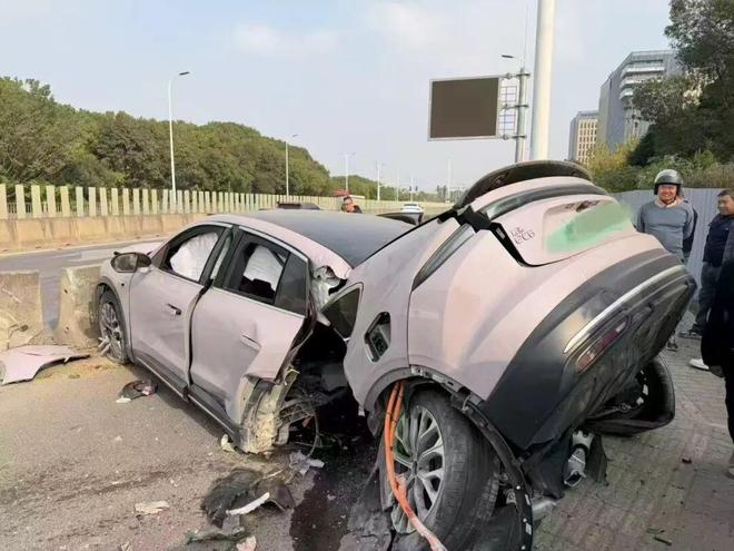 上海一蔚来汽车撞隔离带致车体断裂,车身未起火,车企回应:事发时车门已自动解锁,动力电池未发生安全风险,事故原因警方正调查