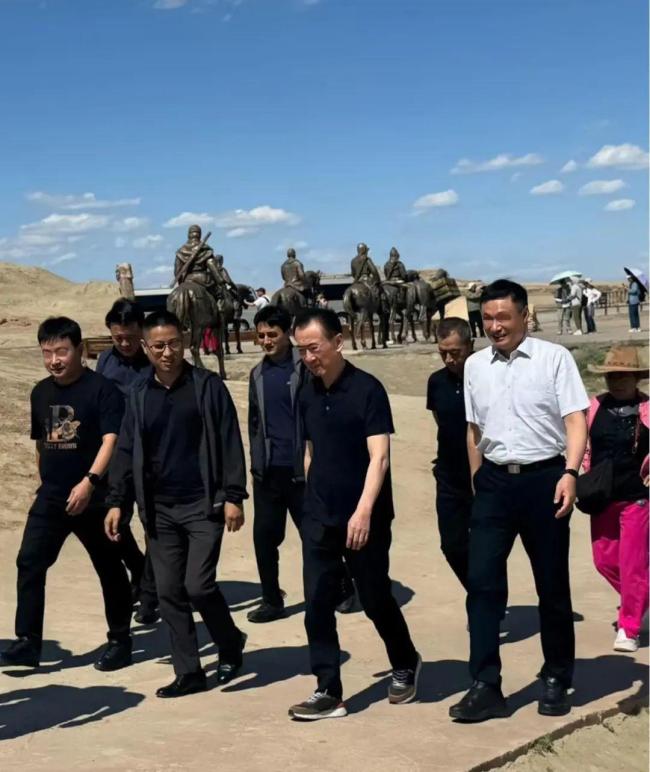 71岁的王健林近况曝光,瘦到皮包骨,仍在拼命还债 奔波考察新项目