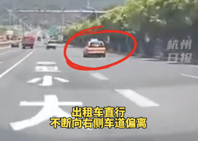 出租车追尾违停货车 驾驶室瞬间压扁