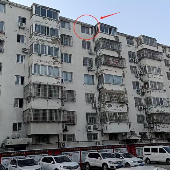 男童身悬7楼窗外 民警紧急踹门救人
