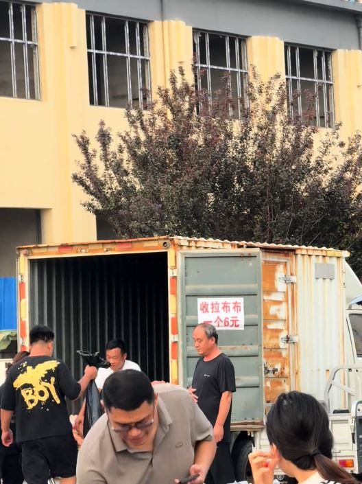河南衡水出现翻版LABUBU街市。
