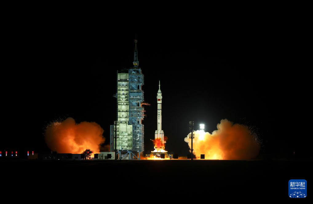 新华社快讯：搭载神舟二十一号载人飞船的长征二号F遥二十一运载火箭在酒泉卫星发射中心点火发射