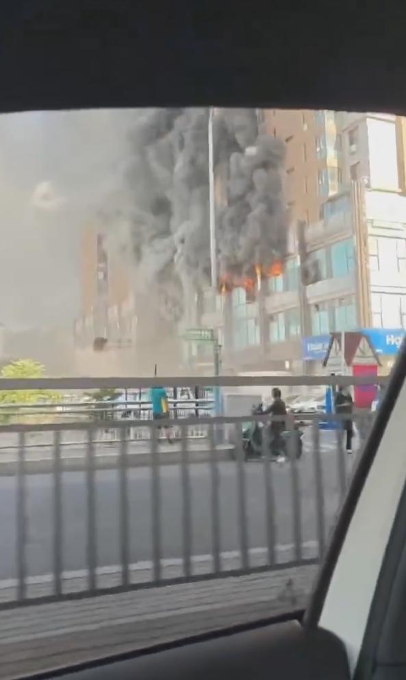 大连一临街底商突发火情无人伤亡