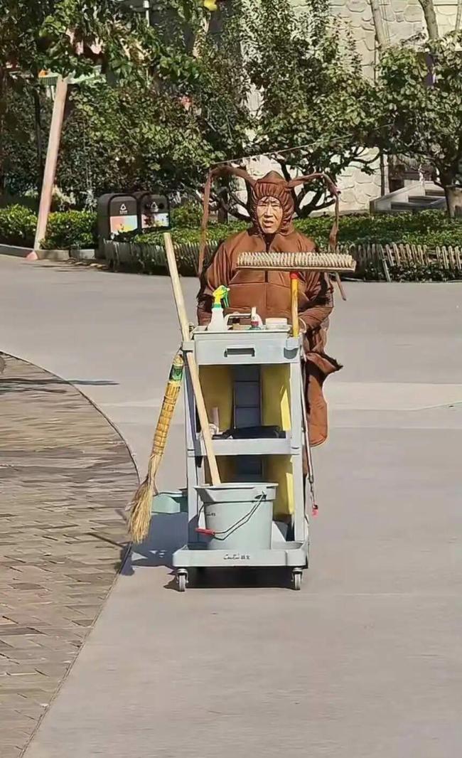 保洁大姐穿玩偶套装引热议