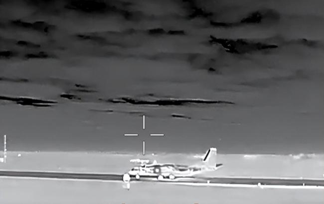 乌方公布画面：成功击中一架正准备起飞的俄罗斯安-26军用运输机