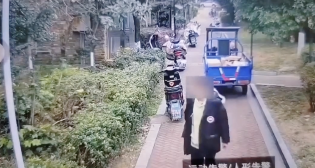 男子网购货到付款 跟踪快递员行窃