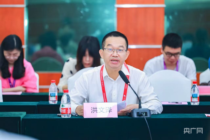 洪文泽在“三博会”上分享（央广网发 受访者供图）