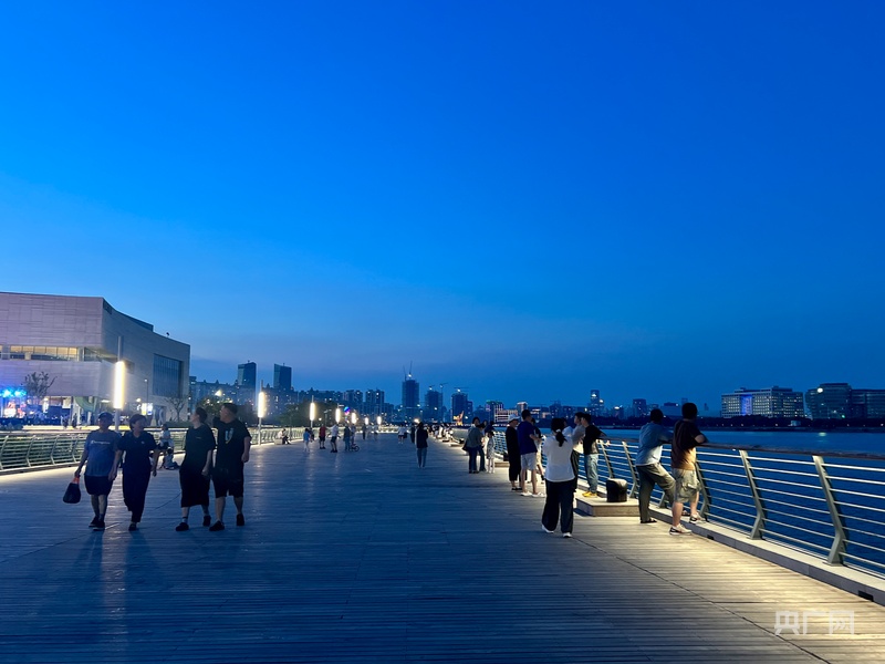 消费新观察|黄浦江风“吹热”夜经济 多元业态点亮“夜上海”