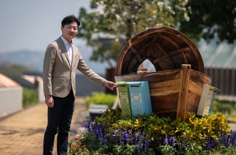 曾咀纪念花园设有木雕“渡船”，船身挂有多个“思念信箱”，供市民向先人表达思念。