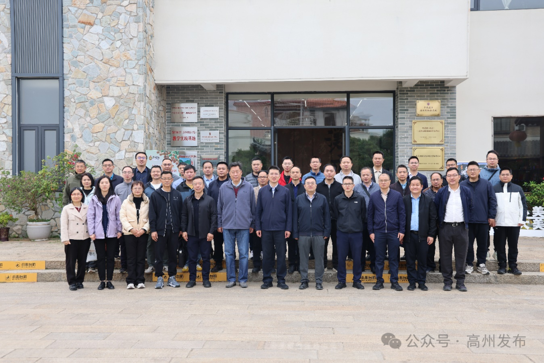 12月26日,“百千万工程”帮扶协作驻高州市工作队与27位驻高州镇街工作队代表,以及高州市直有关单位同志到泗水镇滩底村考察。