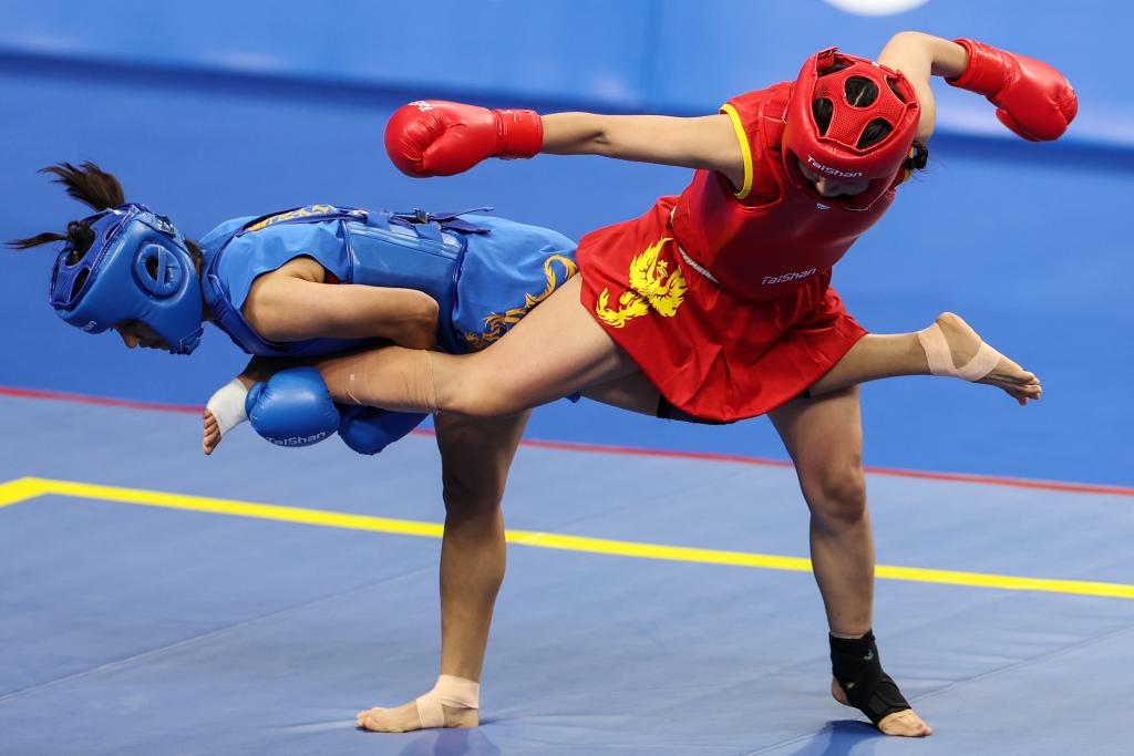 8月12日,中国选手陈梦粤(右)和印度选手巴特拉在武术女子散打52公斤级金牌赛中。新华社记者 陈斌 摄