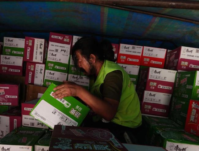胡雷质疑广西高速:捐物资被收千元 收费引发信任危机