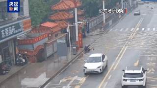 路遇老人摔倒 外卖小哥出手了