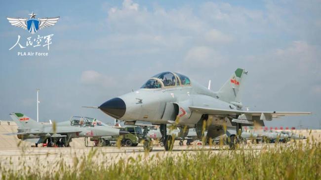 新飞行学员高教机首飞奔向蓝天，这“推背感”绝了