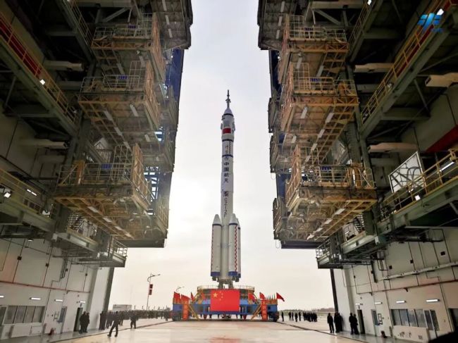 神舟二十一号船箭组合体转运至发射区