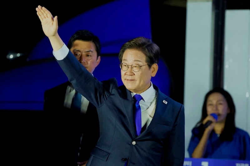 新任总统李在明4日凌晨发表胜选演说,强调将实践民众赋予他的首要使命:克服内乱、杜绝军事政变。美联社.jpg 新任总统李在明4日凌晨发表胜选演说,强调将实践民众赋予他的首要使命:克服内乱、杜绝军事政变。美联社.jpg