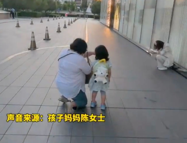 萌娃送加油卡片安慰路边痛哭女生 童真温暖人心