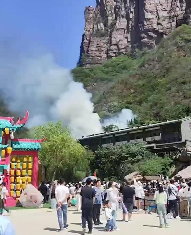 景区通报游客抽烟引发火情 火势迅速控制无伤亡