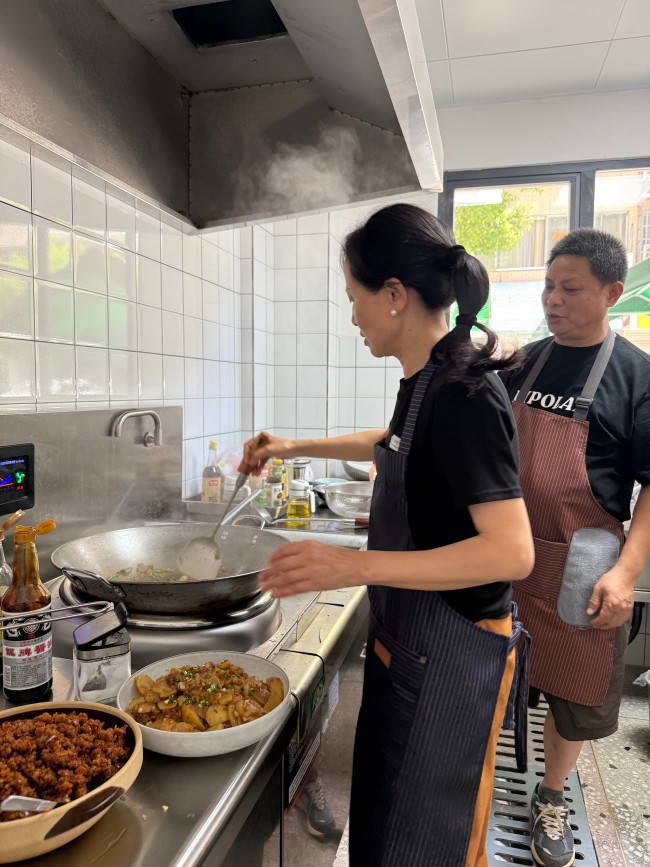 父母为让女儿吃好来长沙开饭店