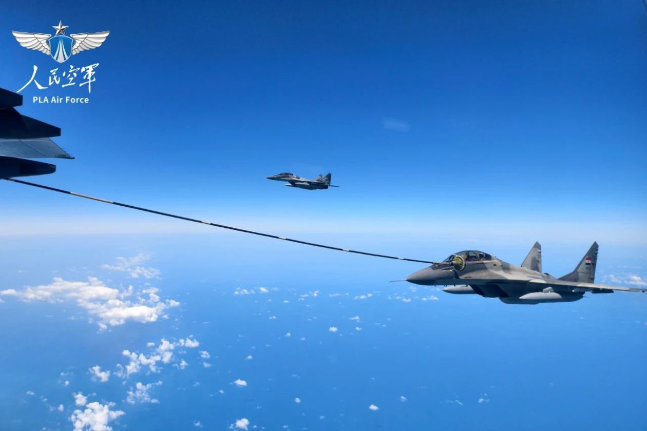 中埃“文明之鹰-2025”演习空中加油 4月28日,参加中埃“文明之鹰-2025”空军联合训练的中国空军运油-20飞机和埃及空军米格-29飞机进行空中加油训练。图源:“人民空军”微信公众号