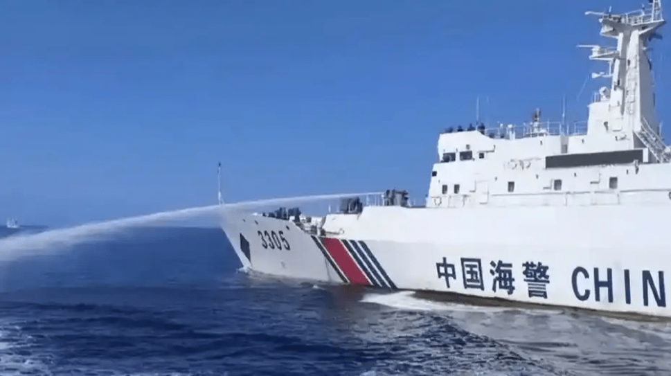 日本多艘渔船只闯钓鱼岛，中国海警驱离。 中国海警资料图.png