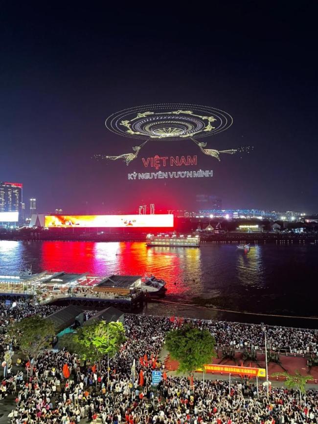 中国无人机秀惊艳越南群众