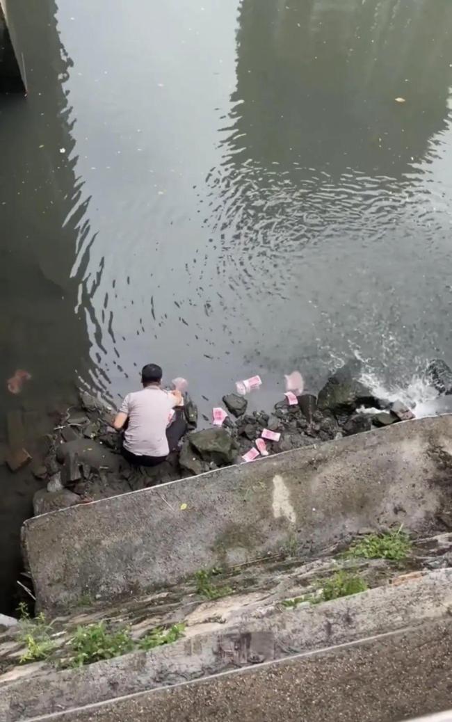 男子捡走河道大量成扎钞票