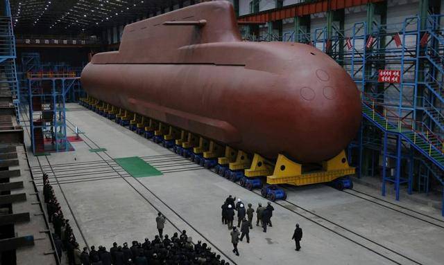 朝鲜战略导弹核潜艇为何围壳巨大