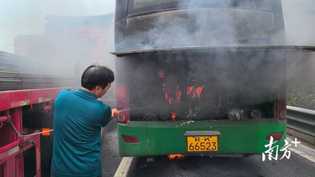 消防员高速救下40多人