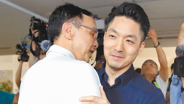 党主席朱立伦(左)、台北市长蒋万安(右)在电梯口相遇,蒋主动上前拥抱,朱两度在蒋的耳边低声细语。 党主席朱立伦(左)、台北市长蒋万安(右)在电梯口相遇,蒋主动上前拥抱,朱两度在蒋的耳边低声细语。