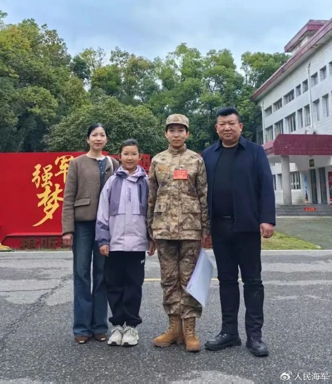 女研究生二次入伍再续海军梦