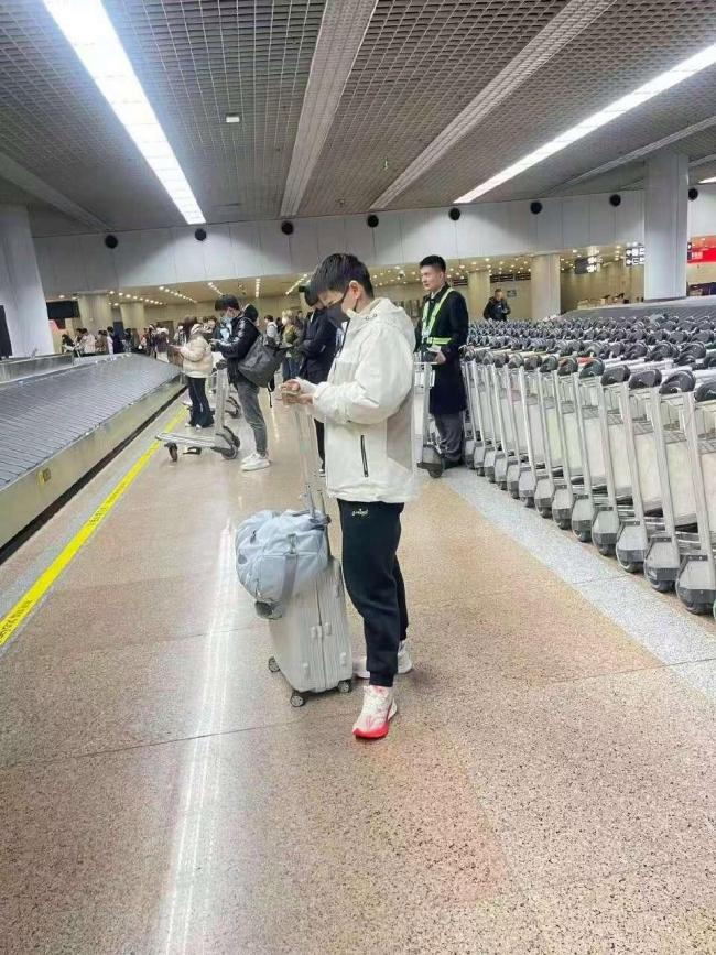 返回北京，王楚钦单手秀车技，曼昱打游戏，高远新造型，莎莎认真 国乒球员各展风采